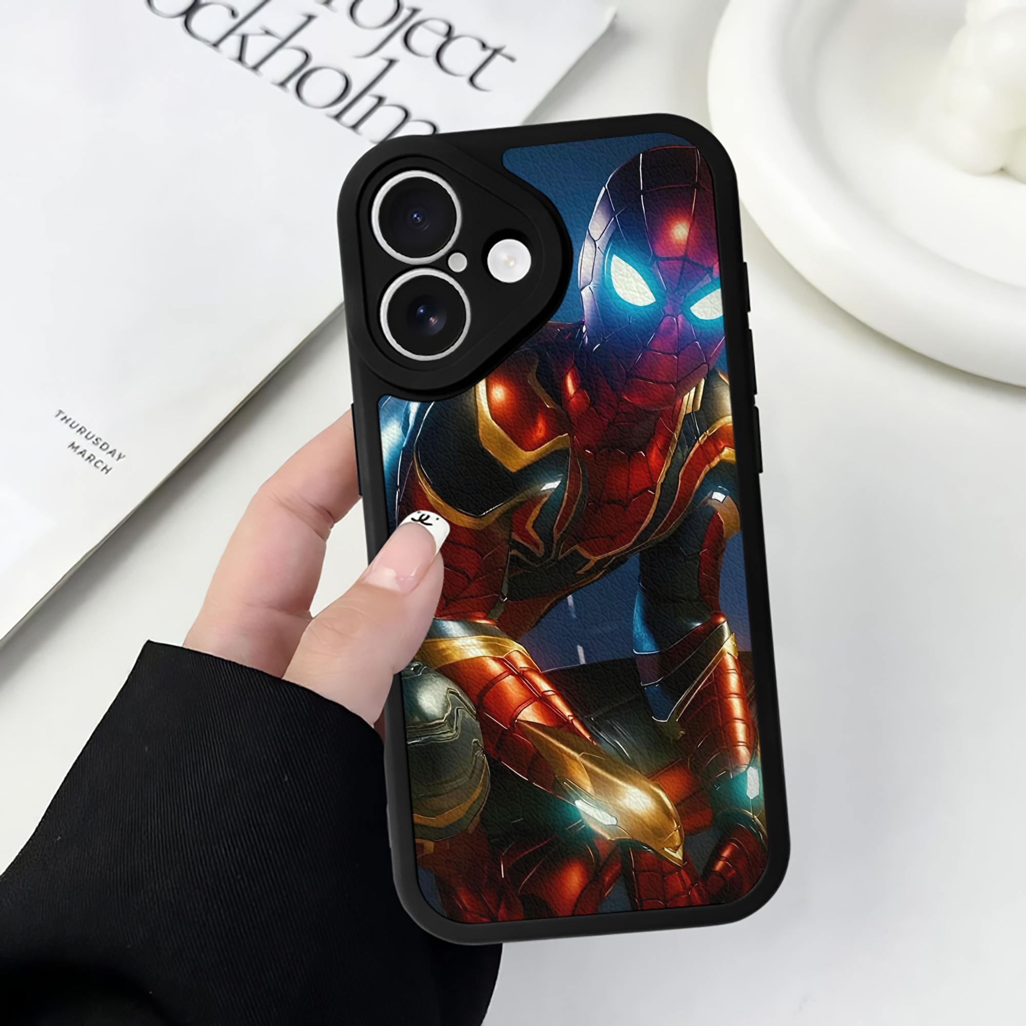 （画像用） Spider Man スパイダーマン 【iPhone 16シリーズ対応】シリコンスマホケース（レザー調） 材質：シリコン